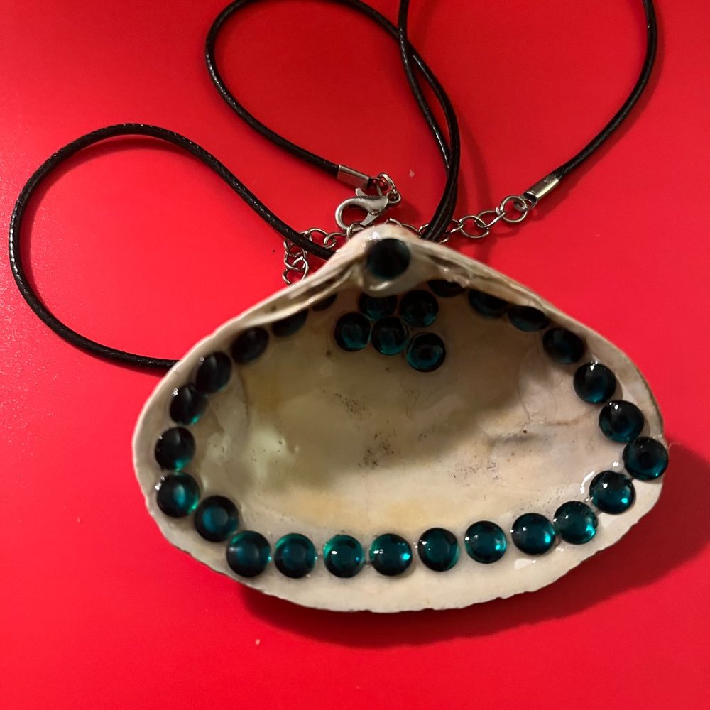 Rhinestone Seashell Hand Design - Picture 15 of 16